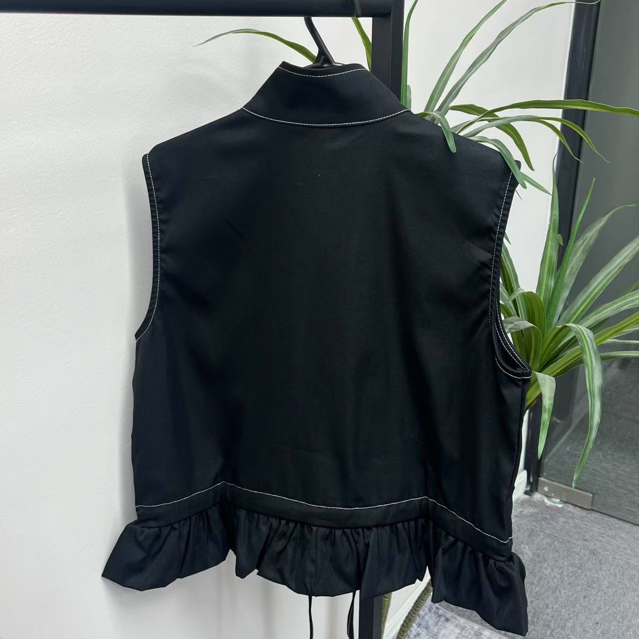 TikTokLIVE |【完売】フリル付きベスト(ジッパータイプ)