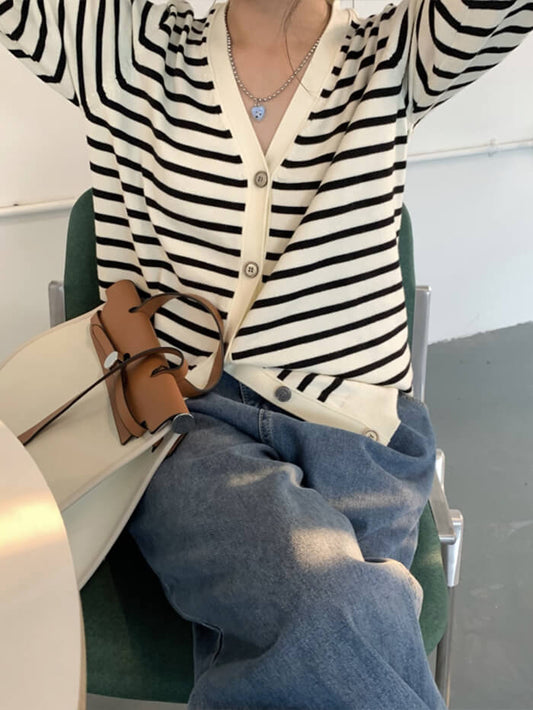 XÁC MINH | Áo len dệt kim sọc cổ chữ V