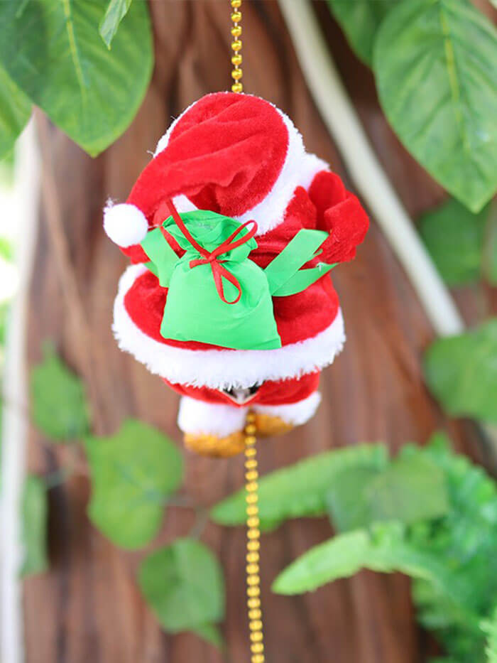 XÁC MINH | Ông già Noel leo dây chuyền