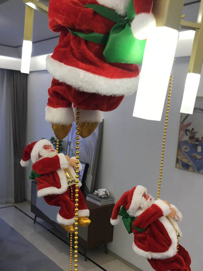 XÁC MINH | Ông già Noel leo dây chuyền