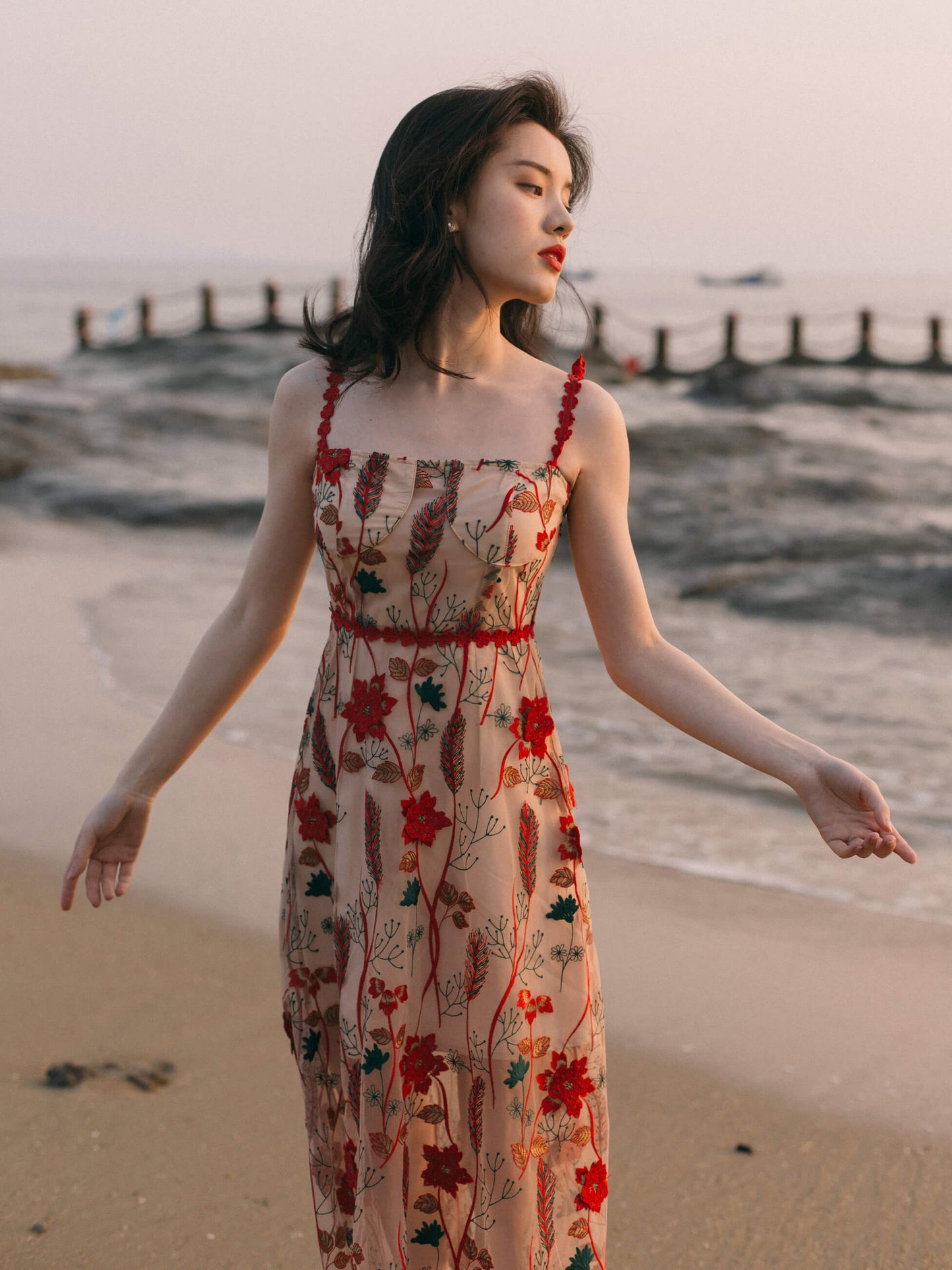 VERILADY | Đầm Cami Thêu Cổ Điển